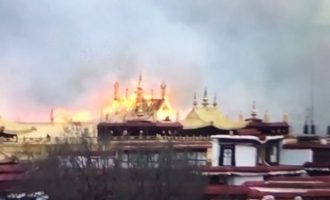 Στις φλόγες τυλίχτηκε ο ναός Jokhang στο Θιβέτ – Από τους ιερότερους χώρους του Βουδισμού (βίντεο)