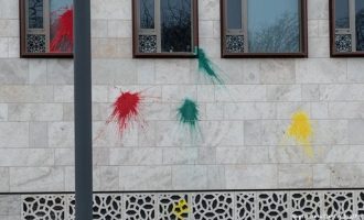 Πέταξαν μπογιές και καπνογόνα στην τουρκική πρεσβεία στο Βερολίνο