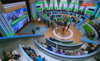Παρουσιαστής πλακώθηκε με Ουκρανό πολιτικό αναλυτή στον «αέρα» εκπομπής (βίντεο)