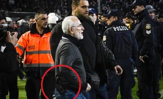 Απίστευτες εικόνες στο ελληνικό ποδόσφαιρο: Με περίστροφο εισέβαλε ο Ιβάν Σαββίδης στο γήπεδο!