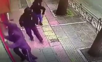 Βίντεο από την επίθεση κουκουλοφόρων σε καταστήματα της Πατησίων