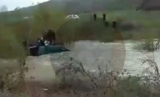 Αυτοκίνητο με 19 παράνομους μετανάστες έπεσε στον Έβρο (βίντεο)