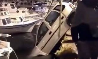 Οδηγός πήγε για τσιγάρα και το αυτοκίνητό του “βούτηξε” στο λιμάνι (φωτο+βίντεο)