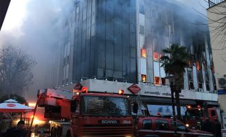Λάρισα: Υπό μερικό έλεγχο η πυρκαγιά στο κτίριο της Β’ ΔΟΥ