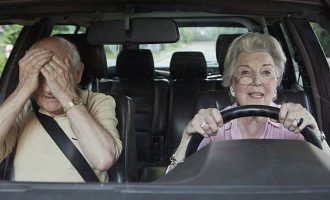 Τι αλλάζει για τους ηλικιωμένους οδηγούς – Από ποια ηλικία και μετά θα πρέπει να δίνουν ξανά εξετάσεις οδήγησης