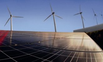 “Έπεσαν” οι υπογραφές για επενδύσεις 2,5 δισ. ευρώ σε ανανεώσιμες πηγές ενέργειας
