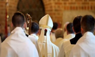 Ο πάπας Φραγκίσκος δήλωσε ότι η αγαμία των καθολικών παπάδων «θα μπορούσε και να αναθεωρηθεί»