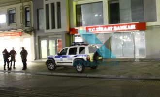 Αναρχικοί επιτέθηκαν με πέτρες στην τουρκική τράπεζα Ziraat στην Κομοτηνή