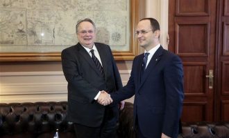 Στα Τίρανα ο Νίκος Κοτζιάς για συνάντηση με τον Αλβανό υπουργό Εξωτερικών