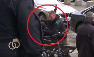 Συνελήφθη άνδρας που επιτέθηκε στη Μέρκελ φωνάζοντας «Αλλαχού Άκμπαρ» (βίντεο)