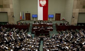 Η κυβέρνηση της Πολωνίας ετοιμάζεται να διώξει Ρώσους διπλωμάτες