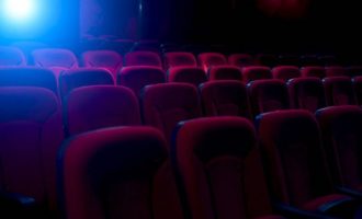 Άνδρας σφήνωσε ανάμεσα στα καθίσματα και πέθανε σε σινεμά στο Μπέρμιγχαμ
