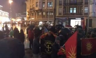 20 Σκοπιανοί διαδηλώνουν κατά του Κοτζιά στα Σκόπια (βίντεο)