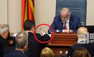 Τραμπουκισμοί στη σκοπιανή Βουλή: Ο Γκρουέφσκι μπουγέλωσε τον Πρόεδρο Ταλάτ Τζαφέρι (βίντεο)
