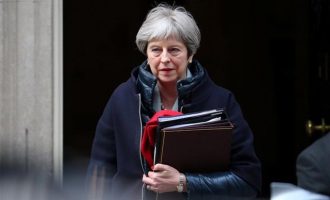 Αποδυναμωμένη η Μέι ρίχνει το «χαρτί» της παραίτησης για να σωθεί το Brexit