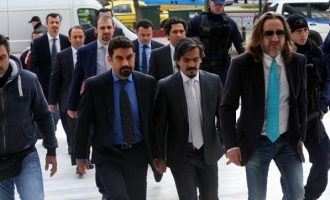 Ελεύθεροι μένουν οι οκτώ Τούρκοι αξιωματικοί μέχρι τα τέλη Απριλίου