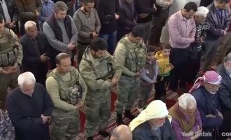 Στο τζαμί της κατεχόμενης Εφρίν προσευχήθηκαν οι στρατιώτες του Ερντογάν (φωτο)