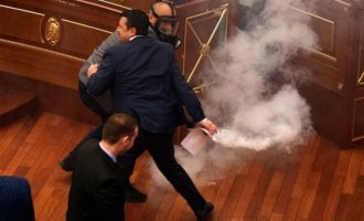 Βουλευτές έριξαν δακρυγόνα μέσα στο κοινοβούλιο του Κοσόβου (βίντεο)
