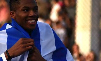 Οι Μιλγουόκι Μπακς του Αντετοκούνμπο τιμούν τη χώρα μας: «Χρόνια Πολλά Ελλάδα»