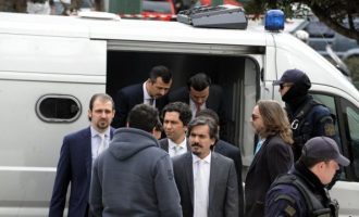 Ελεύθεροι και οι οχτώ Τούρκοι αξιωματικοί – Θα παραμείνουν υπό καθεστώς αυστηρότατης φύλαξης