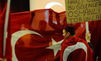 Ο Τσελίκ κατηγορεί Ολλανδία και Αυστρία για «ρατσισμό» επειδή απαγόρευσαν τον τουρκικό προεκλογικό αγώνα