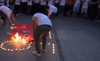 Έκαψαν τουρκική σημαία στις εκδηλώσεις για την 103η επέτειο της Γενοκτονίας των Αρμενίων (βίντεο)