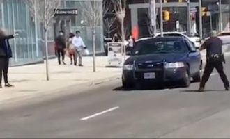 «Σκότωσέ με!» φώναζε ο μακελάρης του Τορόντο – Η θαρραλέα αντίδραση του αστυνομικού (βίντεο)