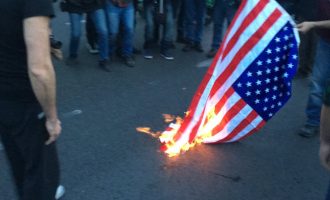 Διαδηλωτές του KKE έκαψαν την αμερικανική, τη βρετανική και τη γαλλική σημαία (βίντεο)