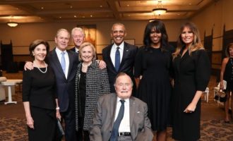 Δεν είναι φωτομοντάζ: Ηγέτες σκάνε στα γέλια στην… κηδεία της Μπάρμπαρα Μπους (φωτο)