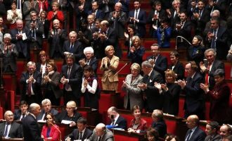 Η Γαλλία ψήφισε νόμο για πιο σκληρή πολιτική ασύλου και μετανάστευσης