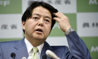 Σάλος στην Ιαπωνία: Πήρε το υπουργικό αυτοκίνητο και… πήγε για “σέξι γιόγκα”