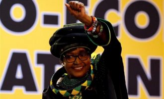 Πέθανε η πρώην σύζυγος του ιστορικού ηγέτη της Ν. Αφρικής Νέλσον Μαντέλα