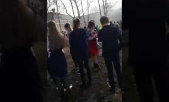 Σοκ στη Ρωσία: Έφηβος νεοναζί μαχαίρωσε δασκάλα και της έβαλε φωτιά (φωτο+βίντεο)