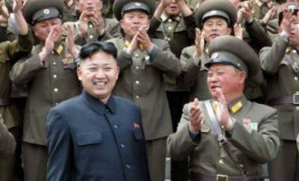 Απίστευτο: Ο Κιμ Γιονγκ Ουν θα κουβαλήσει τη δική του τουαλέτα στη Νότια Κορέα