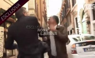 Ιταλός πρώην υπουργός χαστούκισε δημοσιογράφο γιατί ενοχλήθηκε από τις ερωτήσεις (βίντεο)