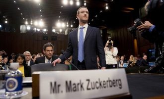 Ζούκερμπεργκ: ‘Εκανα λάθος και λυπάμαι – Τι κατέθεσε  στο Κογκρέσο για το σκάνδαλο του Facebook