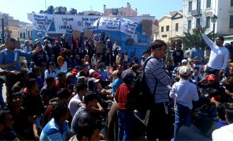 Συνελήφθησαν και οι 120 αλλοδαποί που είχαν καταλάβει την πλατεία Σαπφούς στη Μυτιλήνη