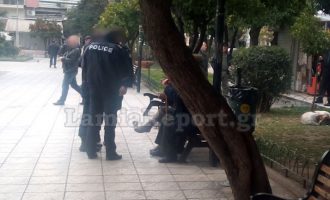 Συνελήφθη 40χρονη Αλβανίδα που «ψώνιζε» παππούδες σε πλατεία της Λαμίας
