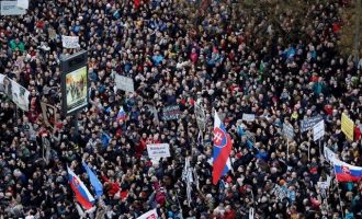 Χιλιάδες Σλοβάκοι διαδήλωσαν για να παραιτηθεί ο αρχηγός της Αστυνομίας
