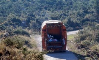 Τραγωδία με νεκρούς στην Τήνο – Απορριμματοφόρο έπεσε σε γκρεμό 100 μέτρων