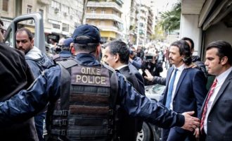 Ελεύθερος ένας από τους 8 Τούρκους στρατιωτικούς – Αστυνομικοί θα τον φρουρούν όλο το 24ωρο