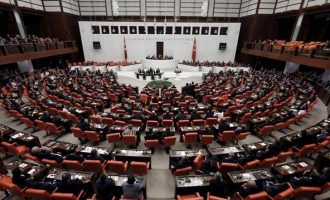Η τουρκική Εθνοσυνέλευση ενέκρινε την διεξαγωγή πρόωρων εκλογών