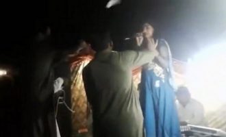 Δολοφόνησαν εν ψυχρώ έγκυο τραγουδίστρια πάνω στη σκηνή (βίντεο)