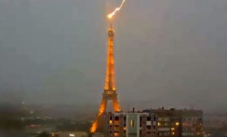 Η εντυπωσιακή στιγμή που ο Πύργος του Άιφελ χτυπήθηκε από κεραυνό (βίντεο)