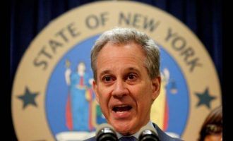 Παραιτήθηκε ο γενικός εισαγγελέας της Νέας Υόρκης – “Απειλούσε και χτυπούσε”
