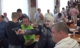 Ουκρανός πολιτικός άνοιξε πυρ σε νεοναζί (βίντεο)