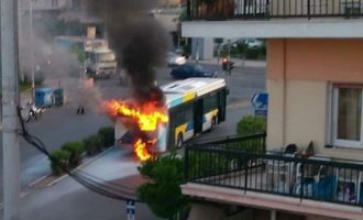 Πανικός στη Νίκαια – Λαμπάδιασε λεωφορείο του ΟΑΣΑ (φωτο)