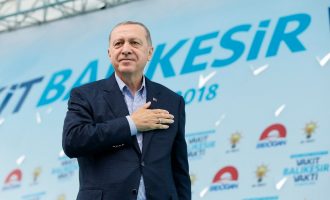 Ο Ερντογάν εξετάζει κυβέρνηση συνασπισμού αν δεν πιάσει 300 έδρες την Κυριακή