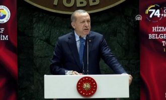 Ο Ερντογάν αποκάλεσε την Ελλάδα «τελειωμένη χώρα» ενώ η τουρκική λίρα καταρρέει