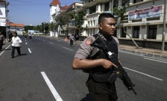 Επιτέθηκαν με σπαθιά και εκρηκτικά σε αρχηγείο της αστυνομίας στην Ινδονησία